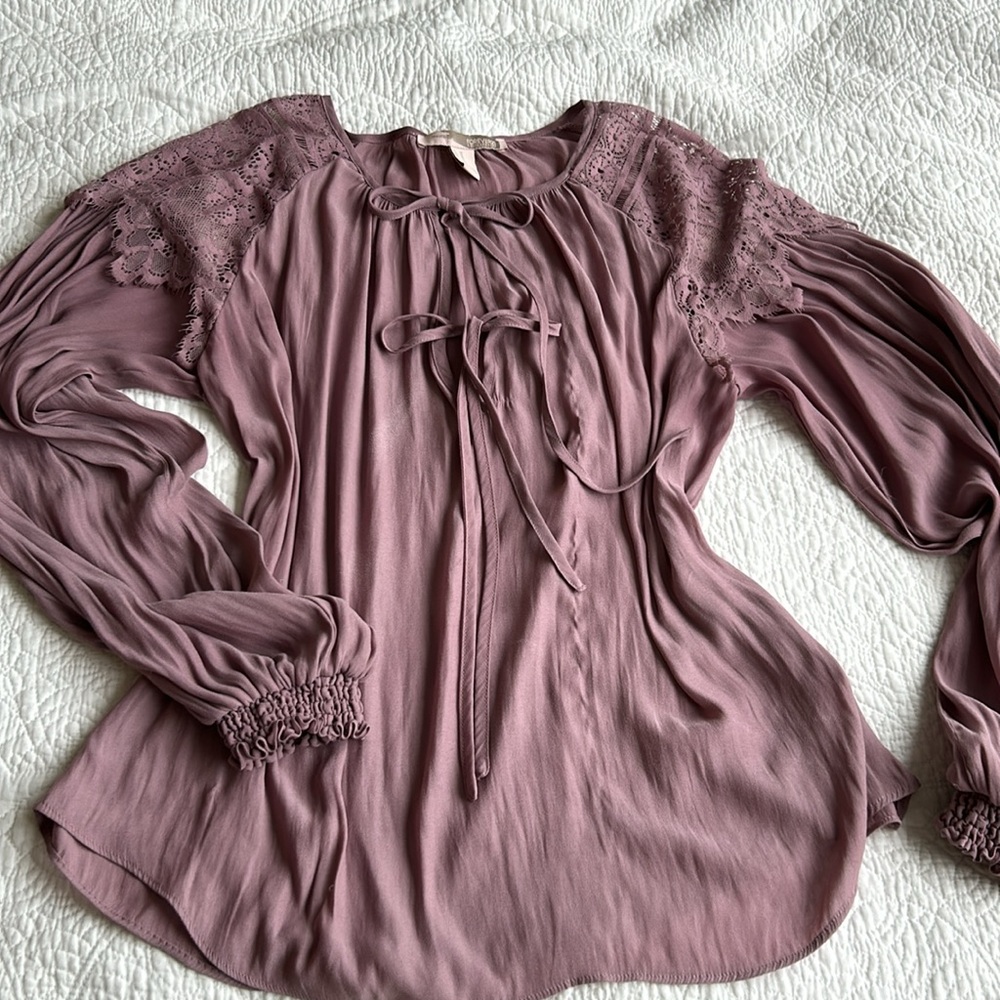Beautiful muted lilac, lace flowing blouse size M